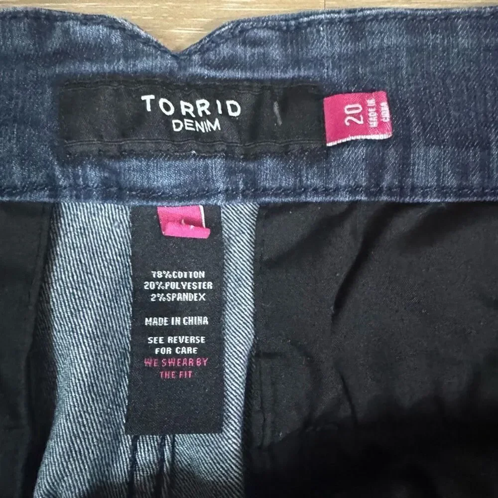 Torrid Women's 20 Rolled Hem Bermuda Shorts Dark Wash Stretch Denim Casual Basic - Picture 3 of 4